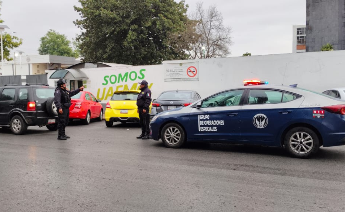 Elementos de seguridad de Toluca resguardan los alrededores de la UAEMéx como parte del operativo especial Foto: Especias