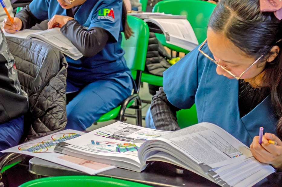 Jóvenes que concluyeron el bachillerato podrán consultar la oferta educativa disponible para continuar sus estudios. Foto especial