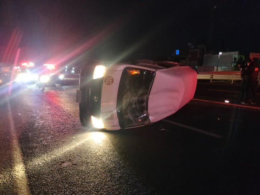 El percance involucró tres vehículos. Un automóvil BMW blanco con placas del estado de Morelos impactó por detrás a una camioneta Nissan Urvan de servicio público con número económico 102, que circulaba en dirección norte-sur. Foto: especial