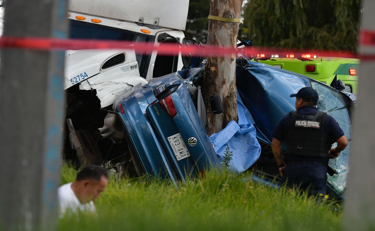 El vehículo de la pareja fue embestido por un tráiler en la Toluca-Palmillas / Foto Arturo Hernández