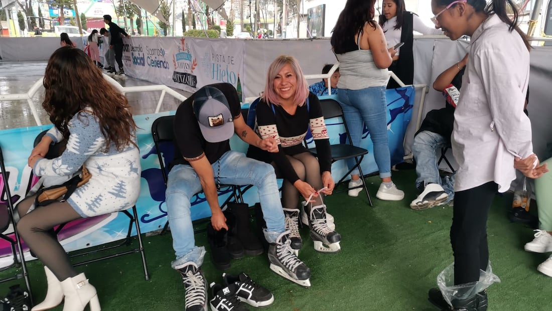 Instalada en el estacionamiento del Palacio Municipal, la pista ofrece un entorno seguro y festivo para los visitantes. Foto Gisela González / El Universal