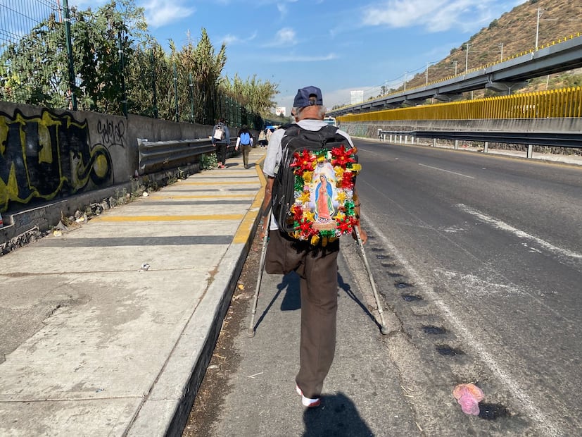 "Mi fe es más fuerte que todo." Silviano, con una pierna amputada, camina con muletas desde Valle de Chalco a la Basílica para pagar su manda, demostrando que la devoción a la Morenita del Tepeyac no tiene pretextos. Foto Emilio Fernández / El Universal
