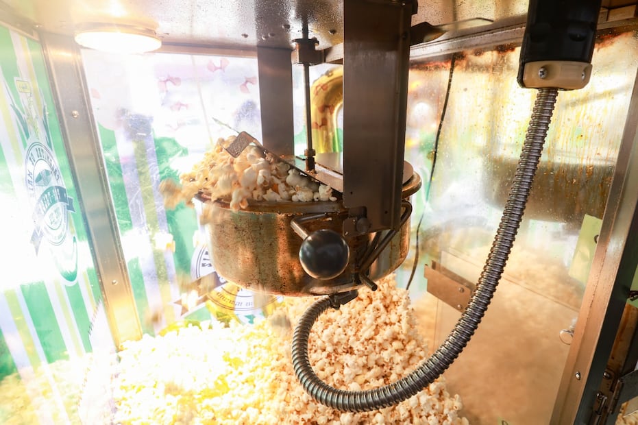 La máquina de palomitas, un elemento inseparable del paisaje urbano en las inmediaciones de la Concha Acústica. Foto Alejandro Vargas / El Universal
