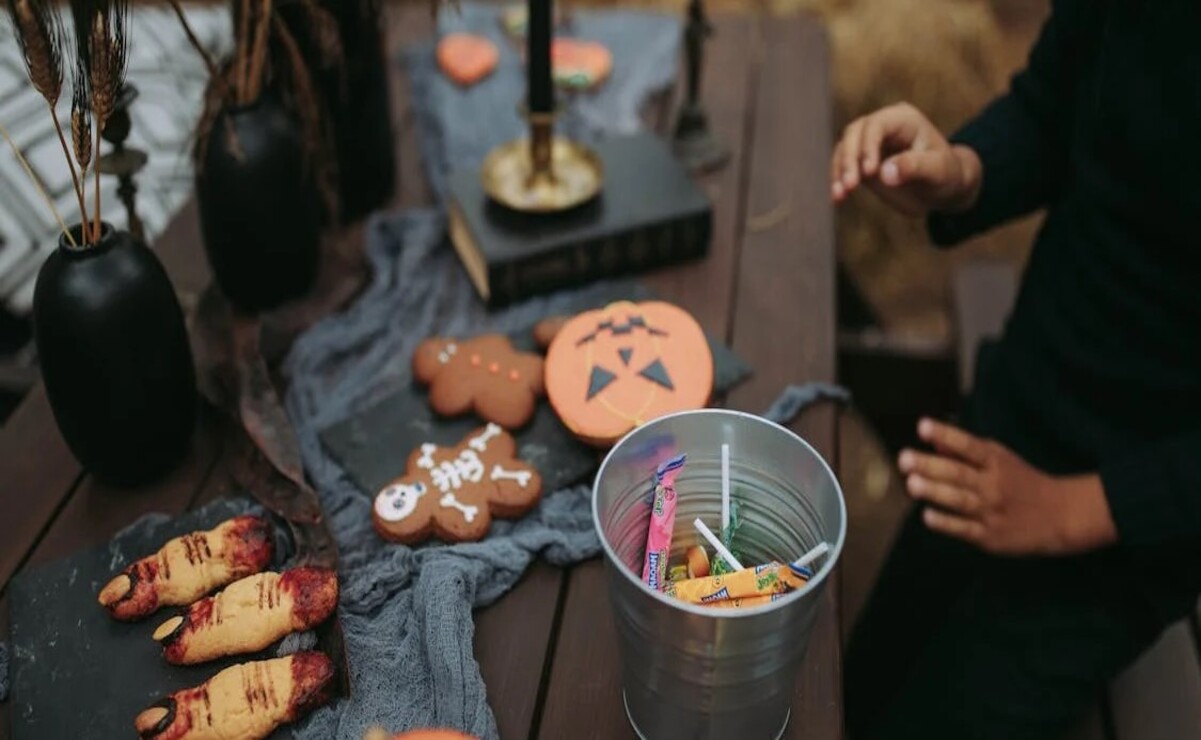 Los mexicanos festejan Halloween con dulces, disfraces y fiestas. Foto: Especial.