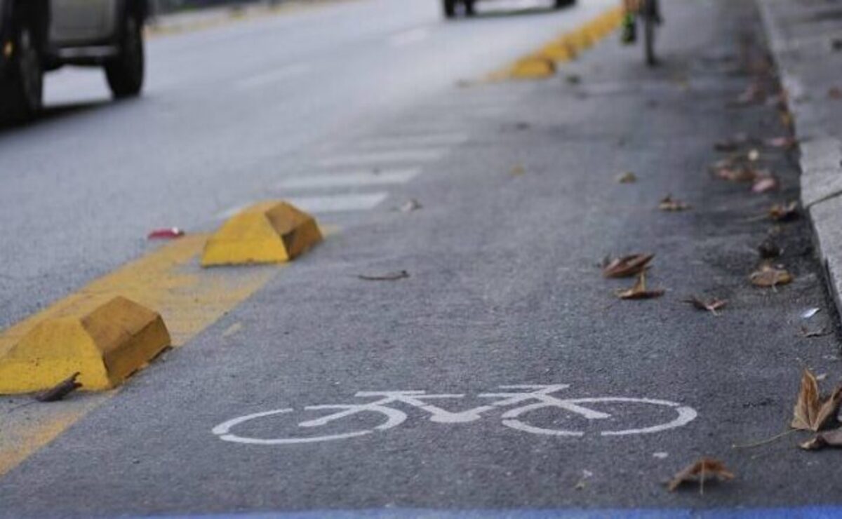 En el tramo pendiente de delimitación, entre la calle Hidalgo y hasta la Maquinita, ya se observan los bolardos colocados, pasos peatonales pintados y flechas del sentido que tiene la ciclovía. Foto: Especial 
