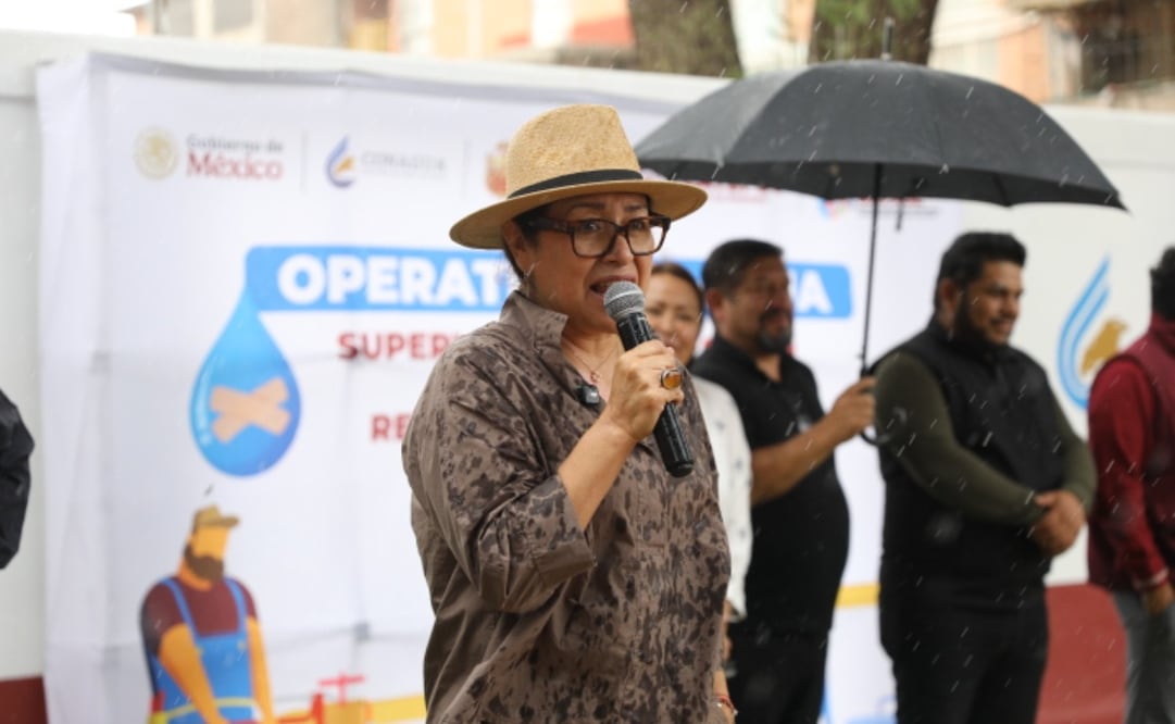 La alcaldesa de Ecatepec, Azucena Cisneros Coss, durante la inauguración y apertura de válvulas del pozo Las Fuentes. Foto Especial