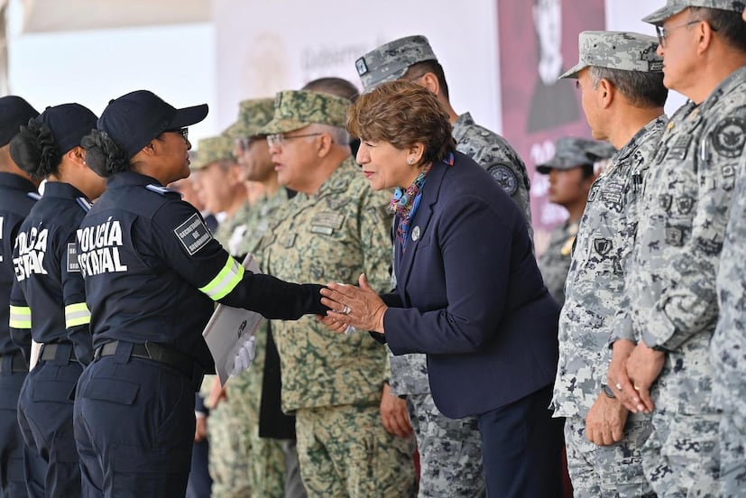 Delfina Gómez entrega patrullas y armamento a 85 municipios