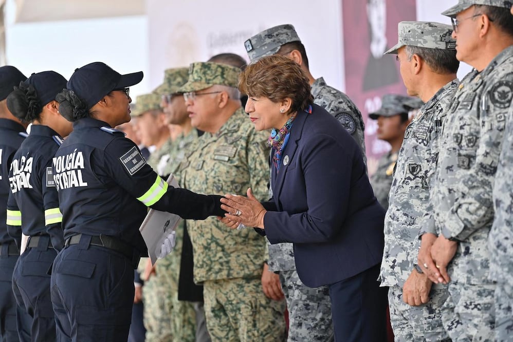 La gobernadora Delfina Gómez Álvarez encabeza la entrega de equipamiento policial para fortalecer la seguridad en 85 municipios. Foto Especial