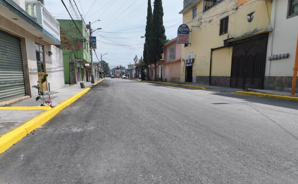 Autoridades municipales anunciaron la próxima repavimentación de la calle Sonora en Santa María Tulpetlac. Foto especial