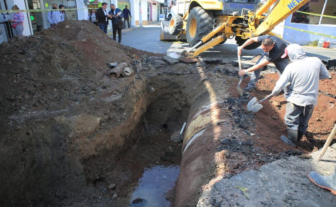 Trabajadores del gobierno municipal acudieron a las esquinas de las avenidas Cegor y Central, donde estaba la fuga de agua / Foto: Especial