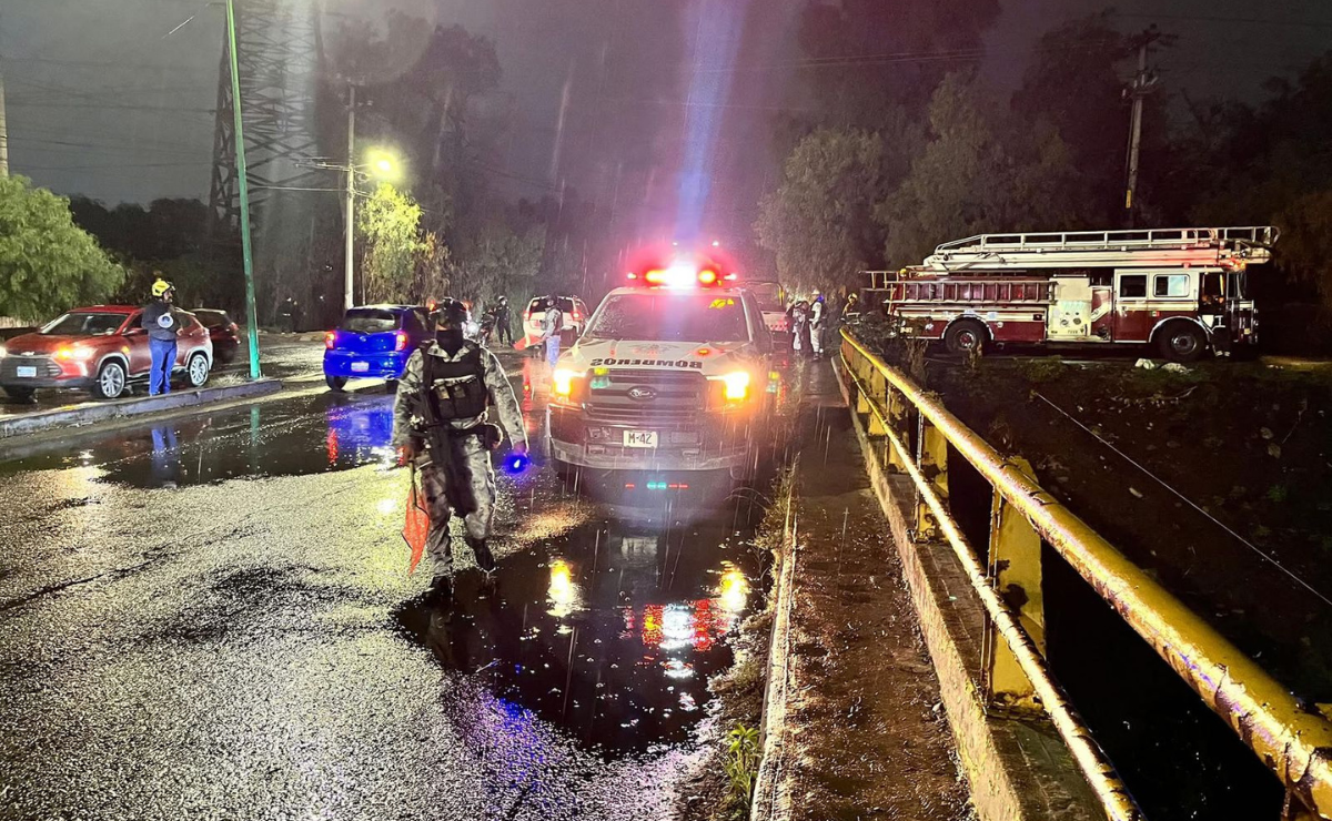 Un auto volcó al canal de aguas negras del Emisor Poniente en Cuautitlán Izcalli, generando congestionamiento vial y expectativa por posibles víctimas. Foto. Especial