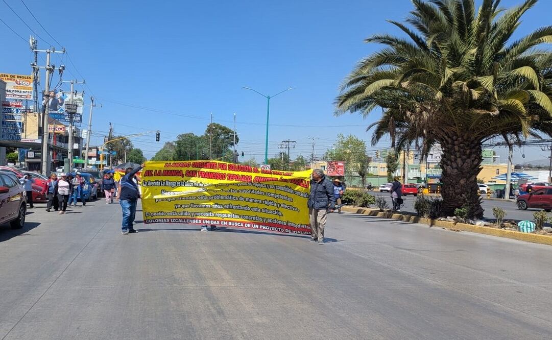 El bloqueo ocurre en la México-Querétaro a la altura de la empresa automotriz Ford. Foto: Especial