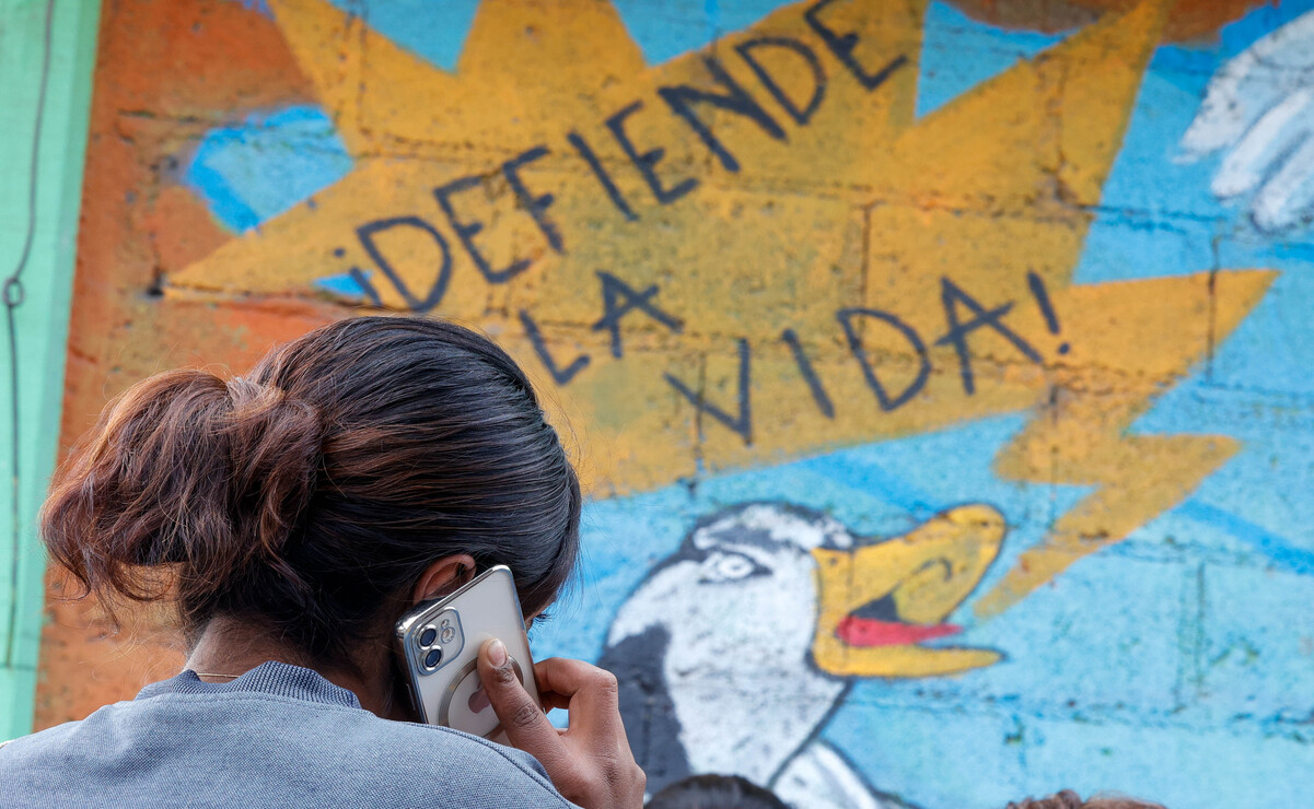 Algunas de las llamadas que reciben únicamente es para que las mujeres reciban asesoría / Foto Arturo Hernández