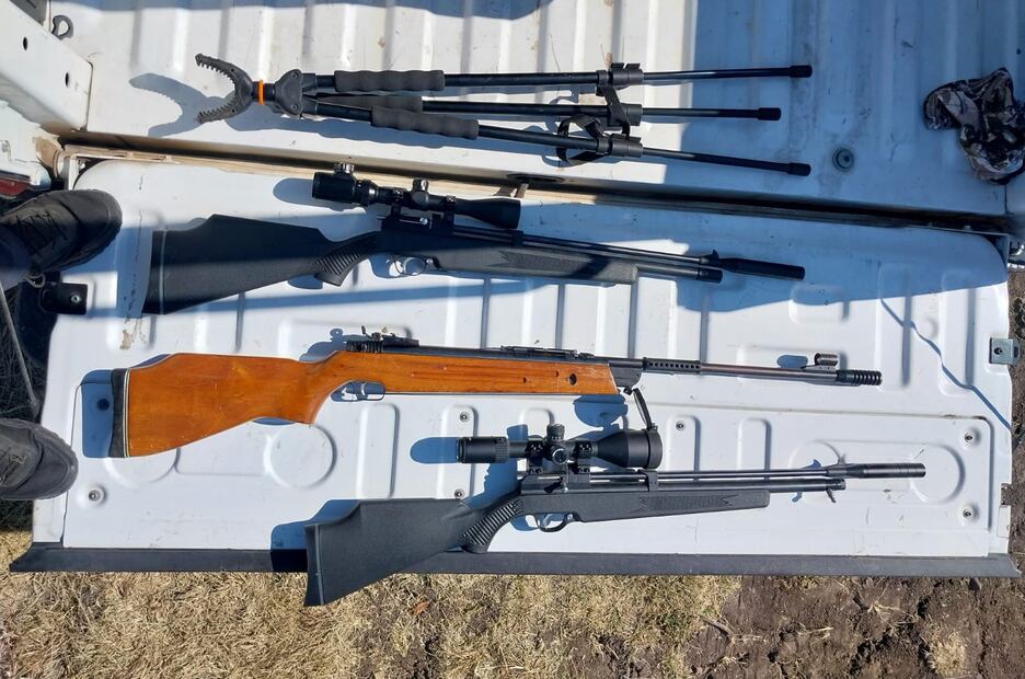 Tres rifles de cacería calibre 5.5 mm y equipo táctico fueron parte de los indicios asegurados por las autoridades estatales y municipales. Foto Especial
