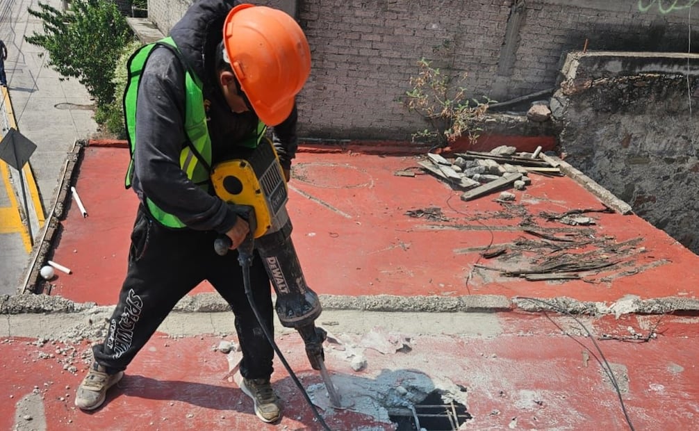 Elementos de PC Tlalnepantla recorren la colonia Lázaro Cárdenas para verificar el retiro definitivo de posesiones y asegurar la zona. Foto Especial