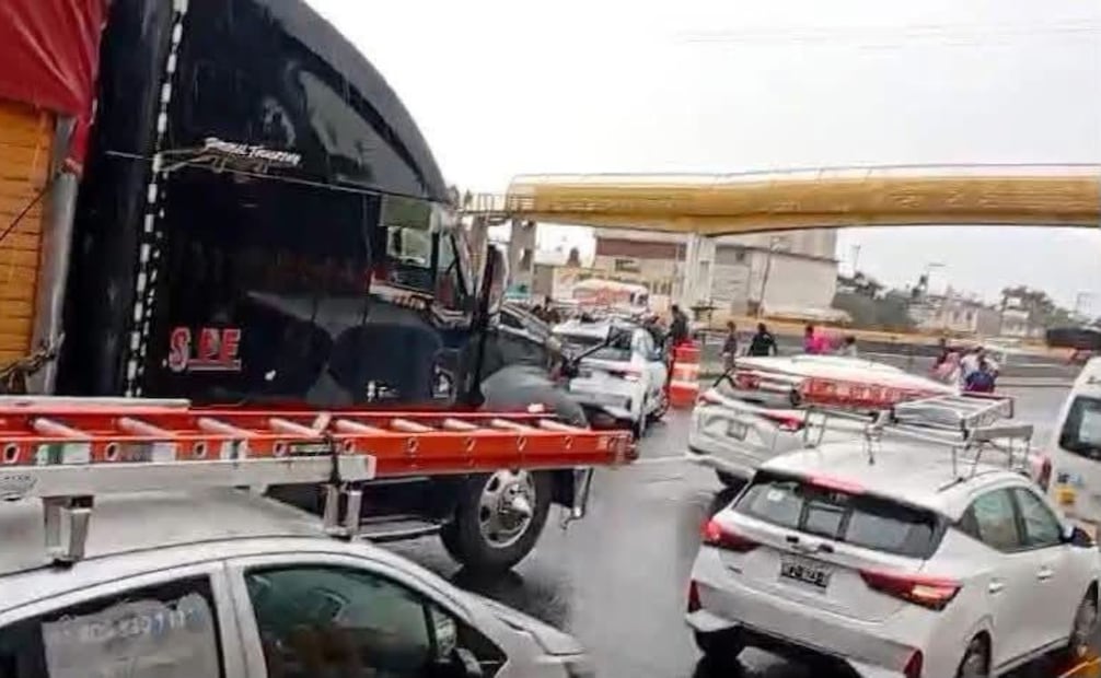 Filas kilométricas de vehículos en ambos sentidos de la autopista México-Puebla tras el cierre vial a la altura del puente de Tlapacoya. Foto Especial