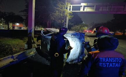 Fatal accidente en Toluca: Vehículo vuelca y se incendia, una víctima