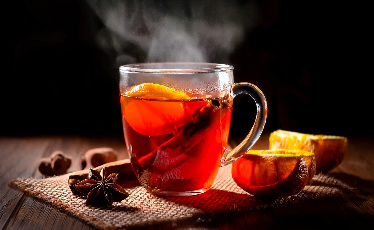 Una taza de ponche de frutas, la bebida perfecta para disfrutar durante los frentes fríos de invierno. Foto: Especial