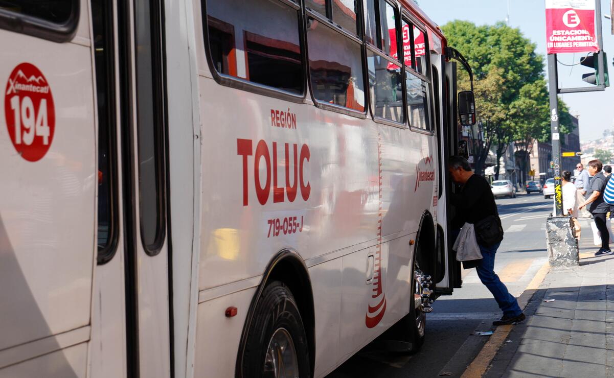 La solicitud del sector transportista propone un incremento de hasta 4 pesos al pasaje mínimo. Foto: Arturo Hernández / El Universal Estado de México
