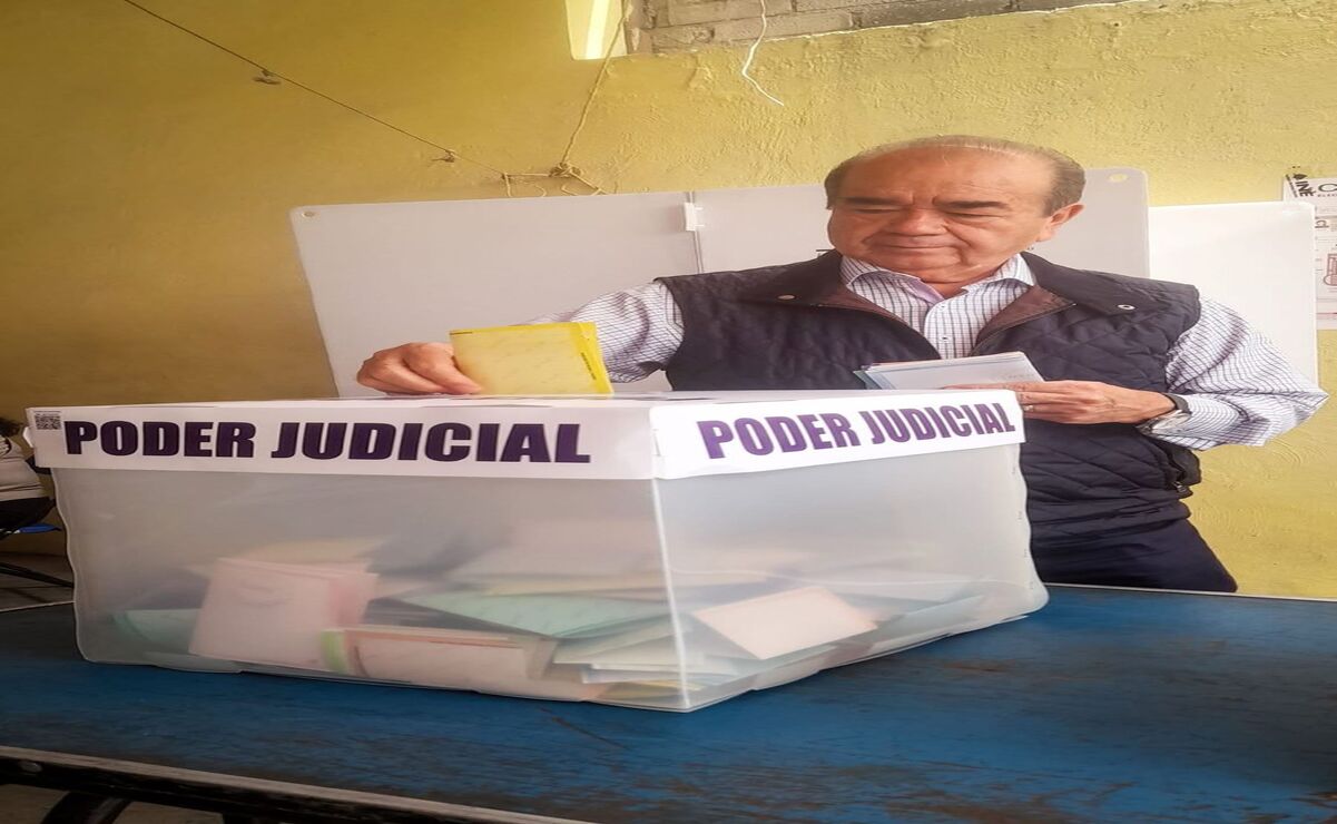 El presidente de la Directiva de la LXII Legislatura del Estado de México, emitió su voto en la Jornada Electoral Judicial. Foto: Especial