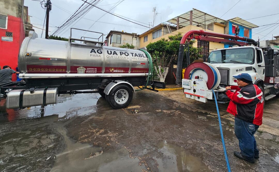 ¡Alivio en Naucalpan! Autoridades trabajan sin descanso en la Presa Los Cuartos para bajar los niveles de agua y apoyar a las familias de San Rafael Chamapa tras las recientes lluvias. Foto: Especial