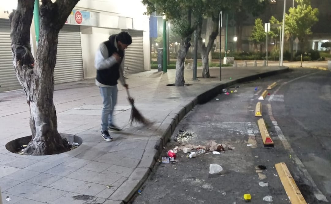 Cuadrillas de Limpia limpian la glorieta de "El Águila" tras los festejos de la afición. Foto Especial