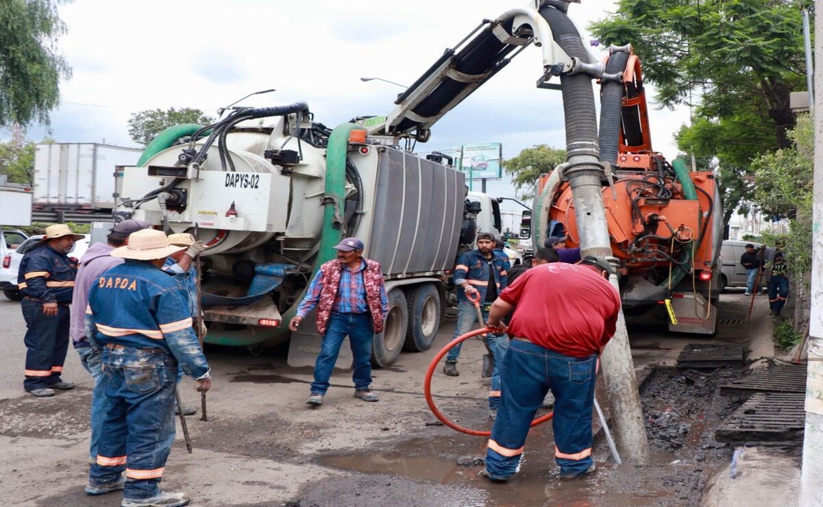 Personal de la dirección de agua de Tepotzotlán ya comenzó con las labores de desazolve de la red pluvial de la lateral de la carretera México-Querétaro. Foto: Especial