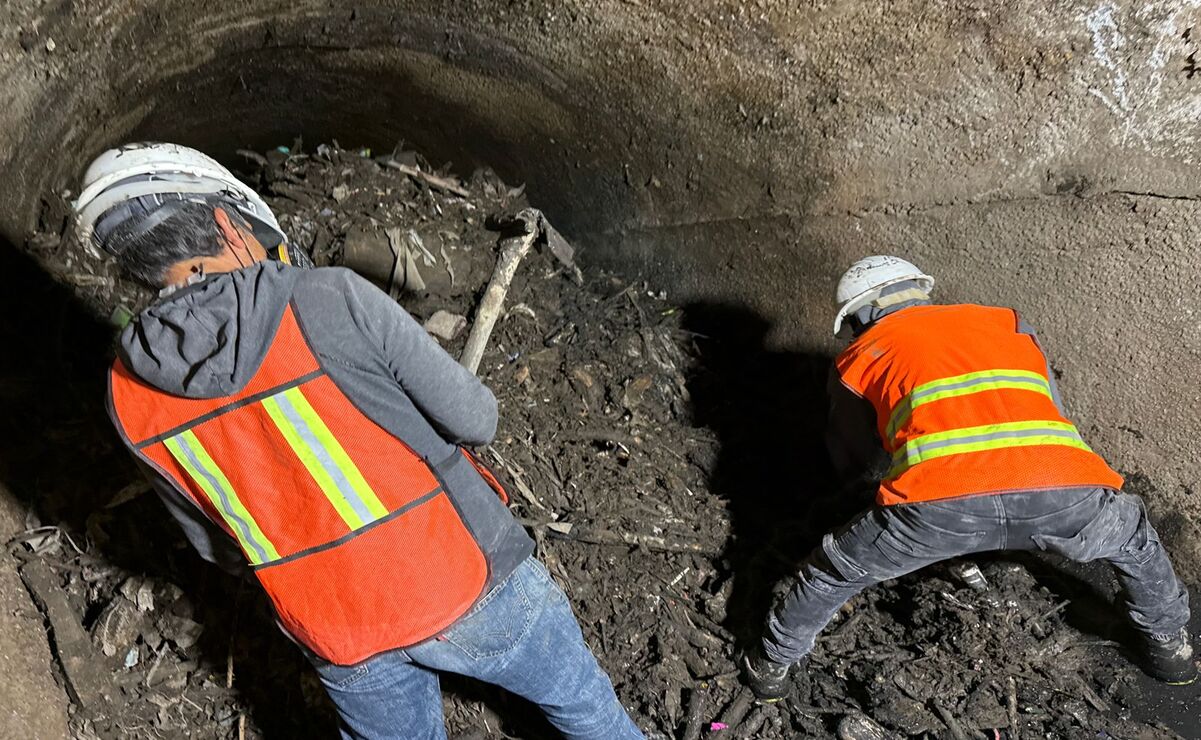 Conagua intensifica limpieza de basura en presa Los Cuartos en Naucalpan