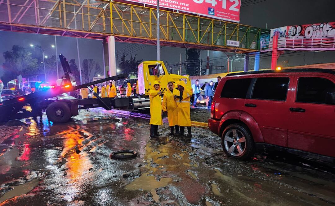 El lodo y el agua cubren las calles tras las recientes y fuertes lluvias en el Valle de México. Foto: Alerta Los Reyes La Paz