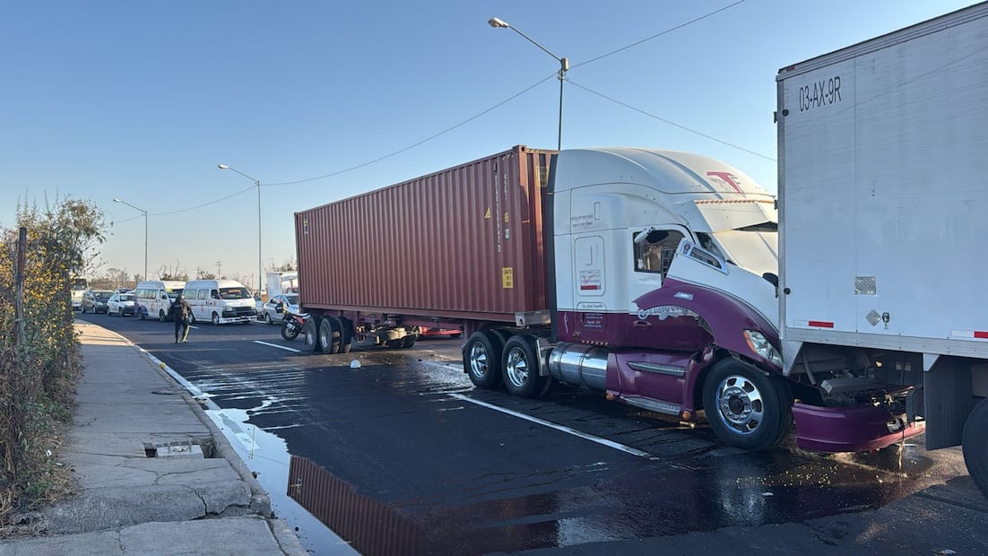 Algunos de los vehículos involucrados tuvieron daños frontales, otros más laterales y también en la parte trasera.  Foto. Especial