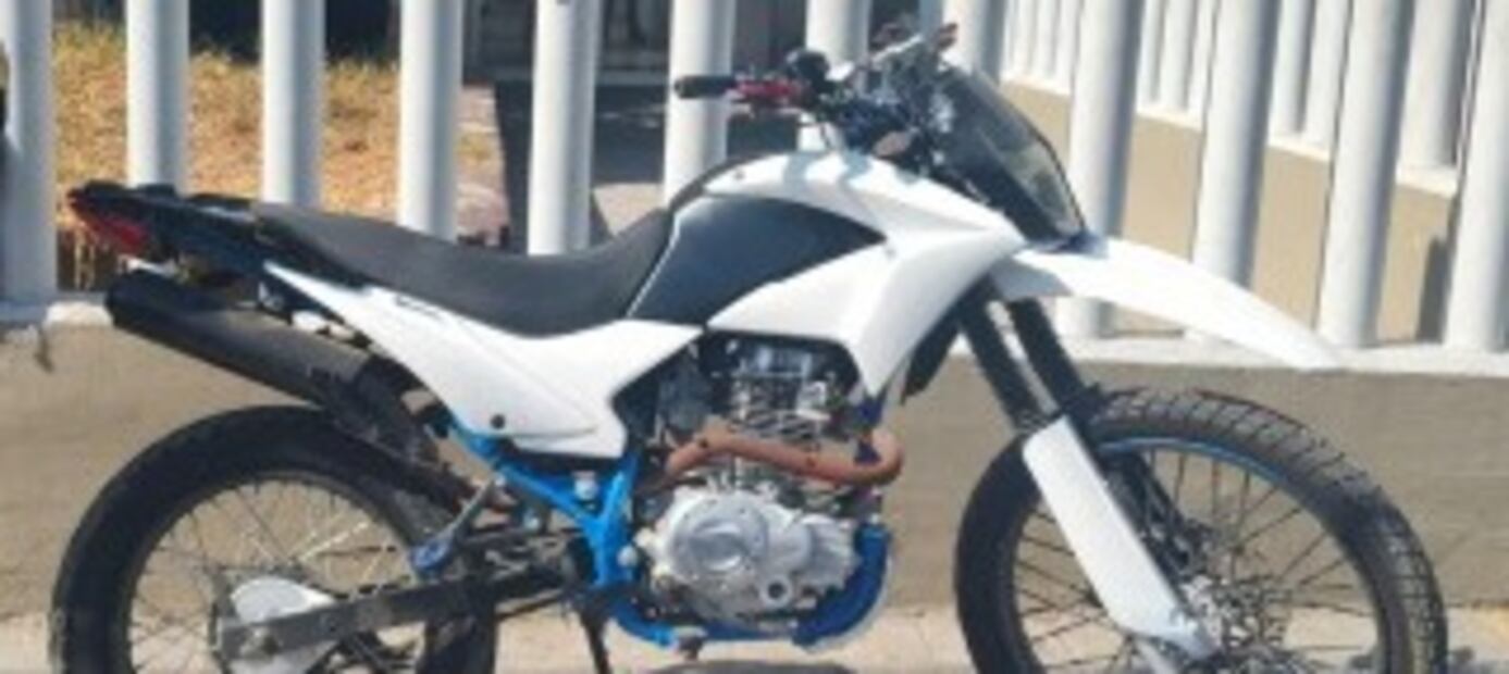 La motocicleta sin placas en la que el detenido intentaba evadir la vigilancia circulando a exceso de velocidad. Foto Especial