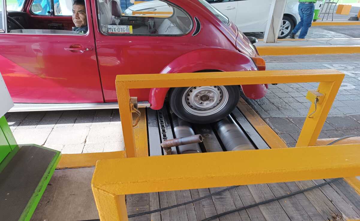 A través del método dinámico se mide la emisión de gases del vehículo.  Foto: Ivan Monroy / El Universal Estado de México