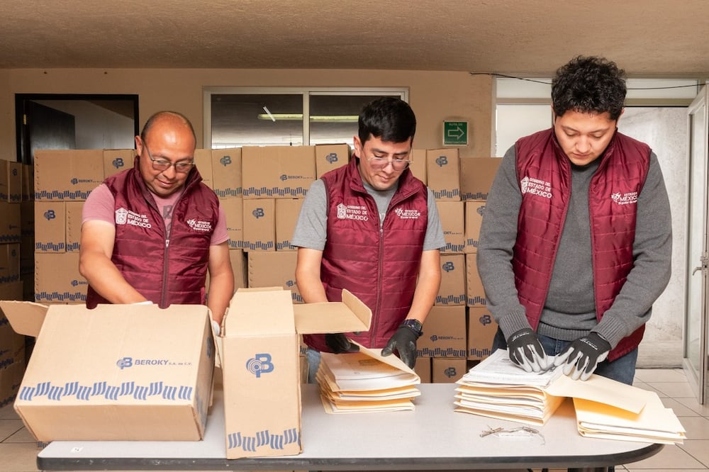 Las dependencias y organismos auxiliares del Poder Ejecutivo reciben y producen documentos de archivo en soporte papel que, cumplida su vigencia documental y dictaminados para baja documental, se convierten en residuos.  Foto: especial