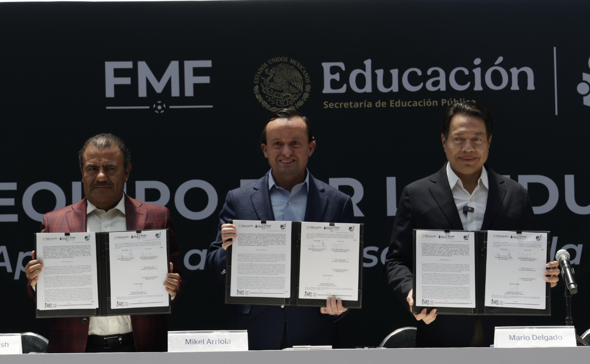 Desde Toluca, un mensaje claro: El fútbol y la educación son la mejor jugada. La FMF, SEP e INEA lanzan una campaña masiva para enseñar a leer y escribir a personas mayores de 15 años. Foto: Arturo Hernández