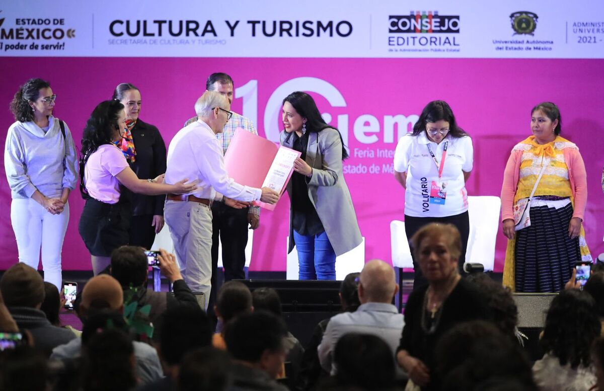 El homenaje a Juan Manuel Corona 'El grillo madrugador' fue un momento emotivo en la clausura de la FILEM 2024, un reconocimiento a su trayectoria y legado