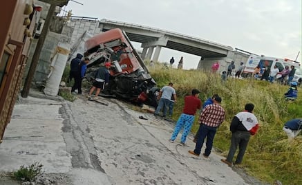 Accidente en Atlacomulco: Vuelca tráiler y fallece una persona