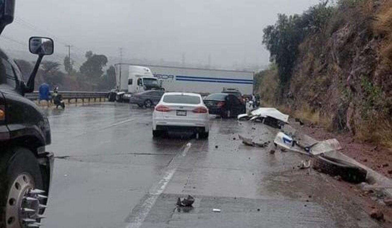 Cierran la México-Querétaro por choque múltiple