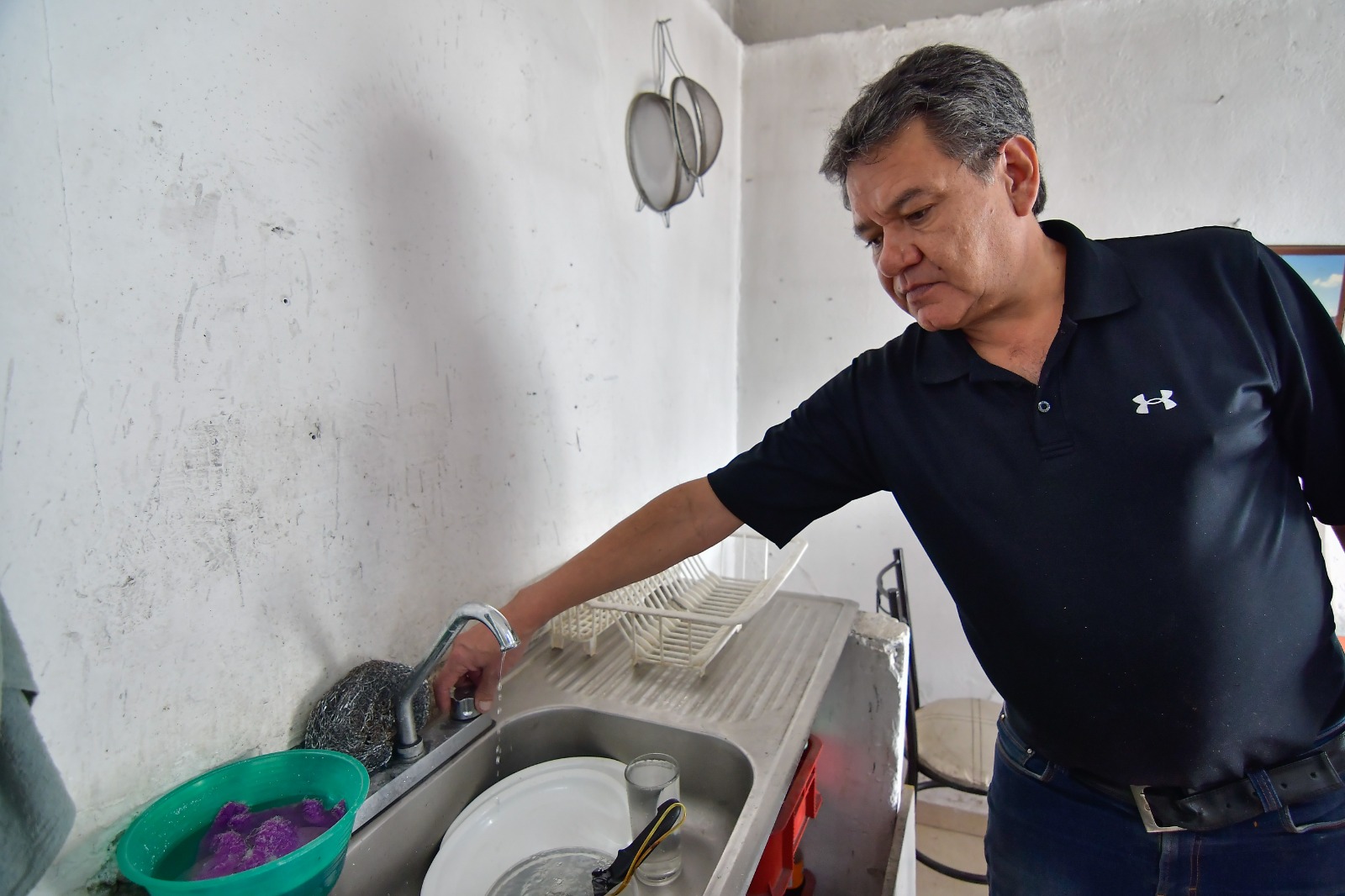 Los habitantes han desarrollado estrategias informales para el
almacenamiento y recolección de agua, ante la escasez. Foto Arturo Hernández