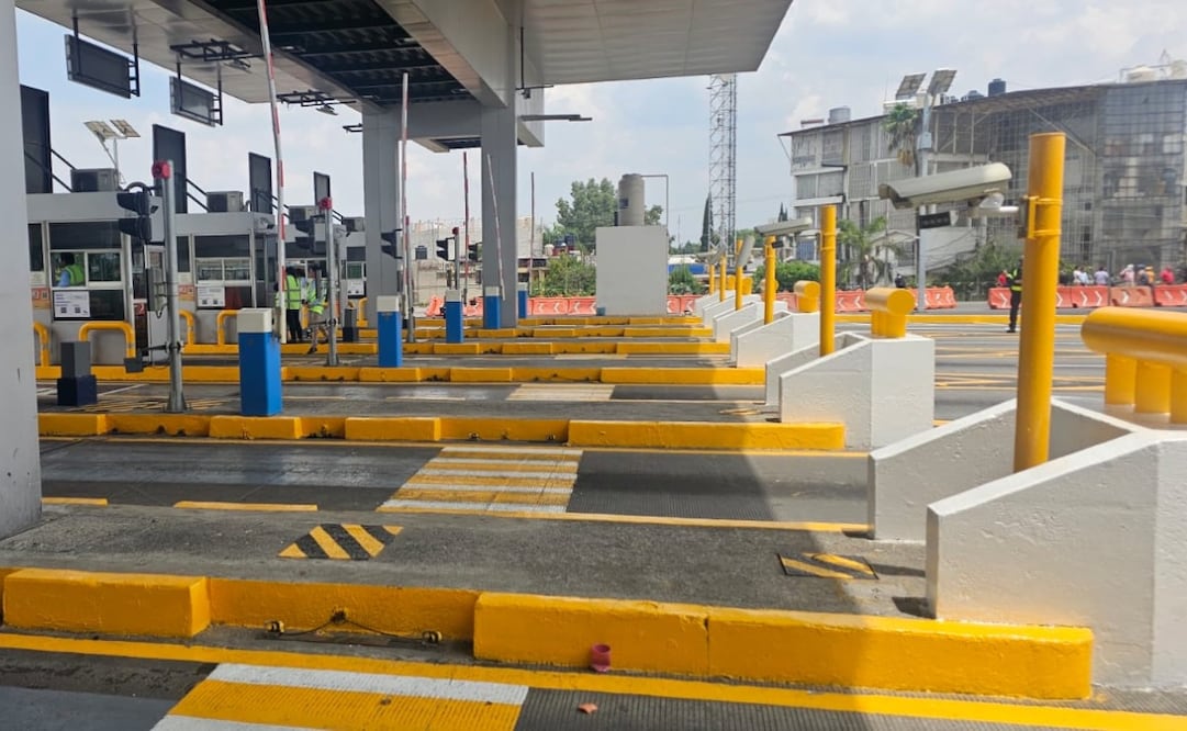 Durante casi tres horas, los docentes levantaron las plumas de la autopista permitiendo el libre tránsito hacia Ecatepec. Foto Especial