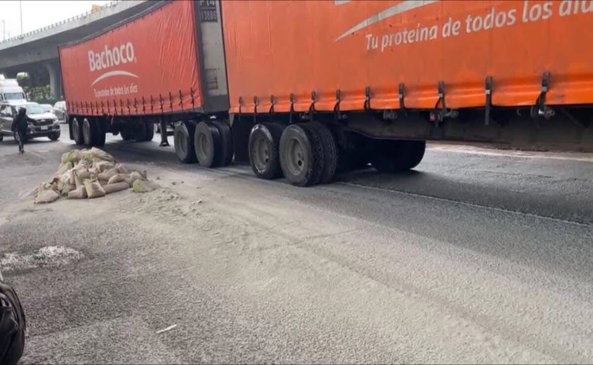 Es la segunda vez que ocurre una situación de la misma naturaleza, en ese tramo de la vialidad, donde hay una gran cantidad de baches. Foto: Especial