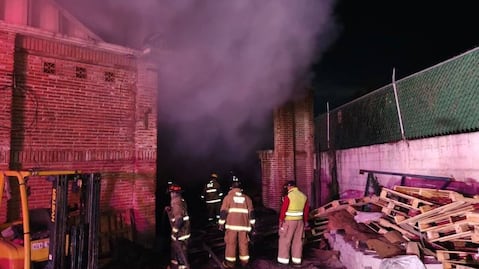 Incendio consume planta de dulces en Teotihuacán; hay un bombero hospitalizado