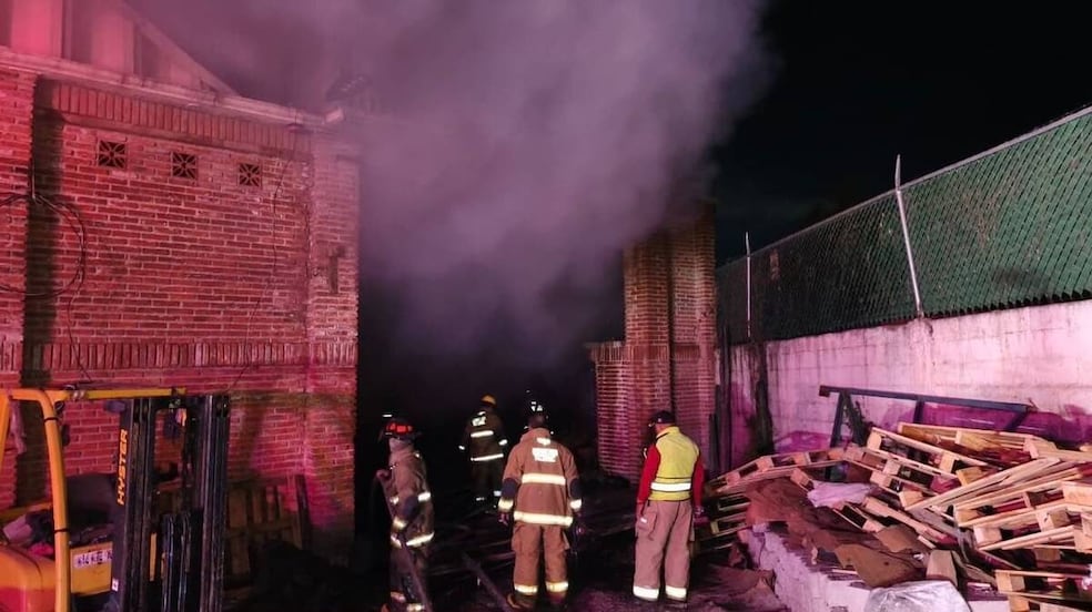 Incendio consume planta de dulces en Teotihuacán; hay un bombero hospitalizado