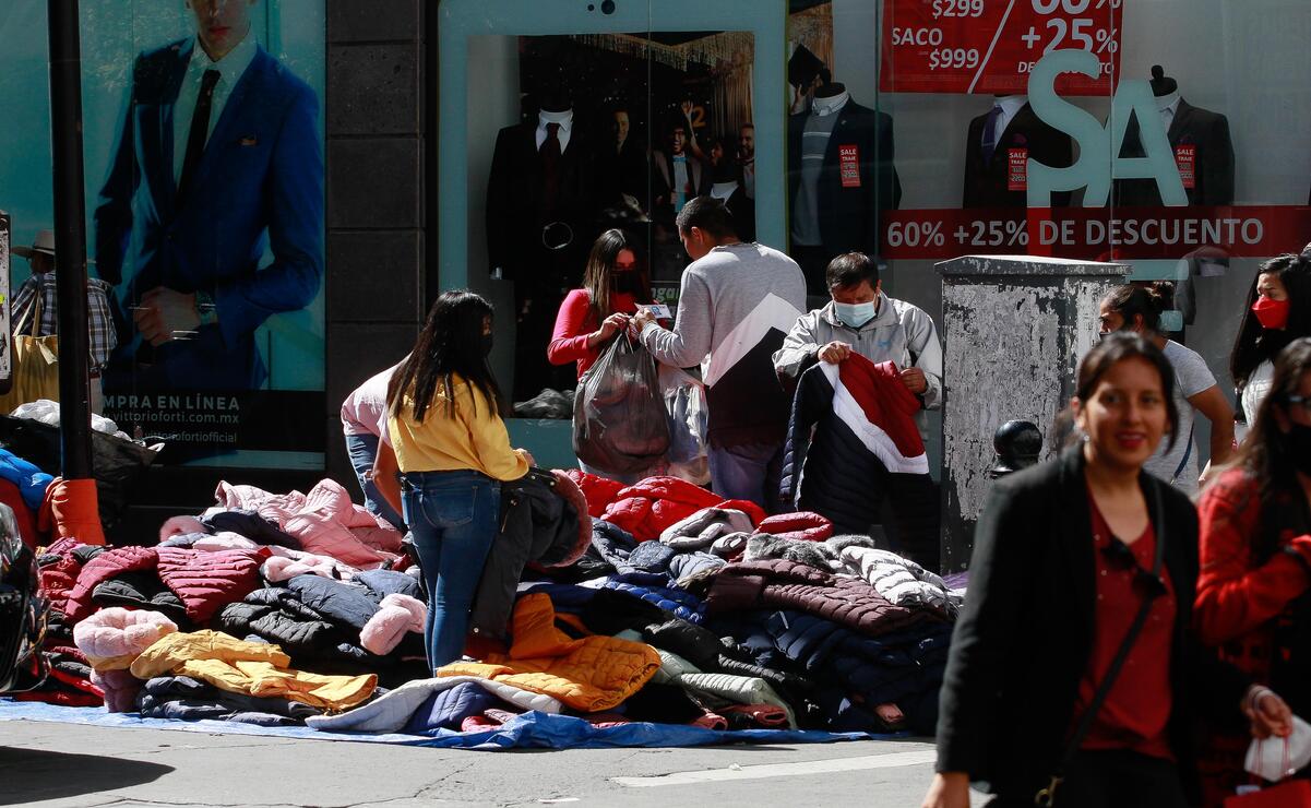 Durante los festejos por el campeonato, el comercio informal se multiplicó en calles del centro de Toluca. Foto: Alejandro Vargas / El Universal Estado de México