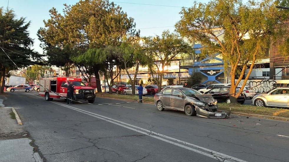 Accidente en avenida Tecnológico de Metepec provoca cierre total por cables caídos