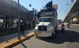 Mueren trabajadores de limpia en Naucalpan; viajaban sobre un camión recolector e impactaron con puente