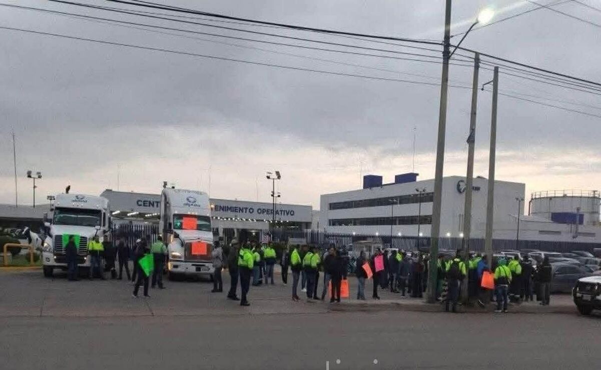 Los trabajadores de Alpura se manifiestan para exigir mejores condiciones laborales. Foto: Especial