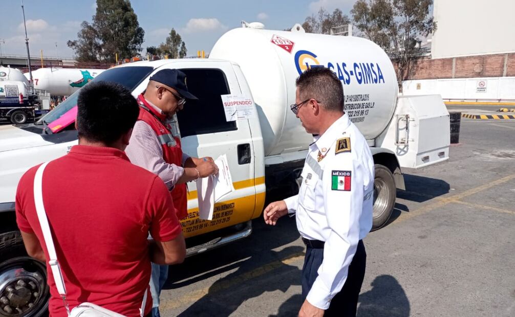 Elementos de Protección Civil y Bomberos de Toluca inspeccionan las conexiones y mangueras de las pipas de gas LP. Foto Especial