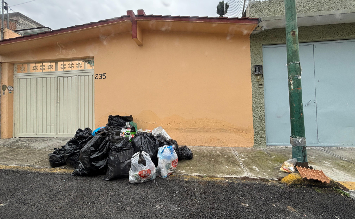 La frustración crece en Toluca: Vecinos reportan que las bolsas de basura se acumulan en las banquetas, un problema que ni las sanciones del ayuntamiento han logrado erradicar. Foto: Arturo Hernández