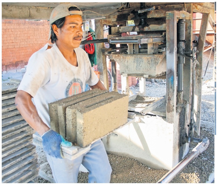 La fabricación de ladrillos en Ocotitlán no ha cambiado mucho a lo largo de los años, manteniendo técnicas y procesos que se han transmitido de generación en generación. Foto Arturo Hernández