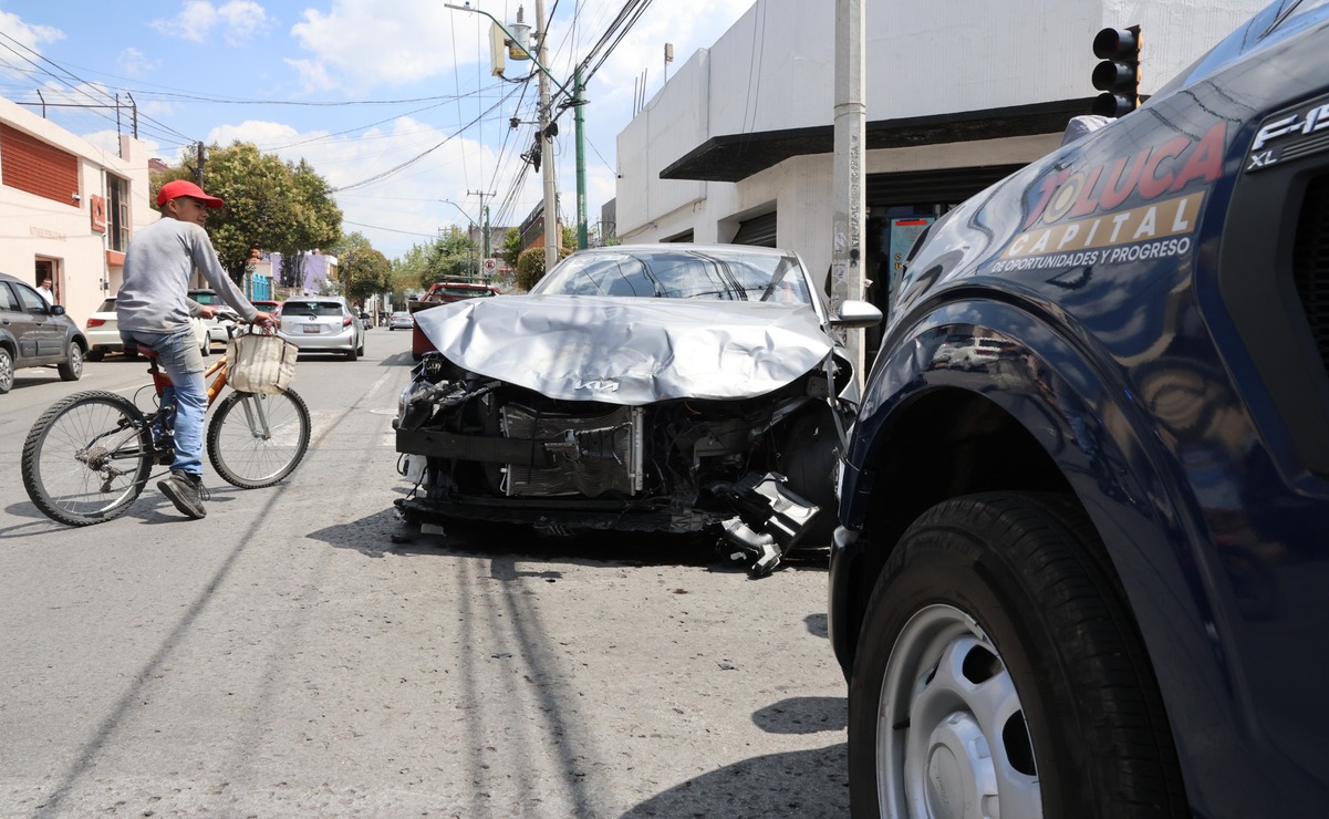 Al perder el control, la unidad chocó luego contra un Volkswagen Jetta que se encontraba estacionado y terminó por incrustarse en la fachada de un domicilio. Foto: Sergio García / El Universal Estado de México